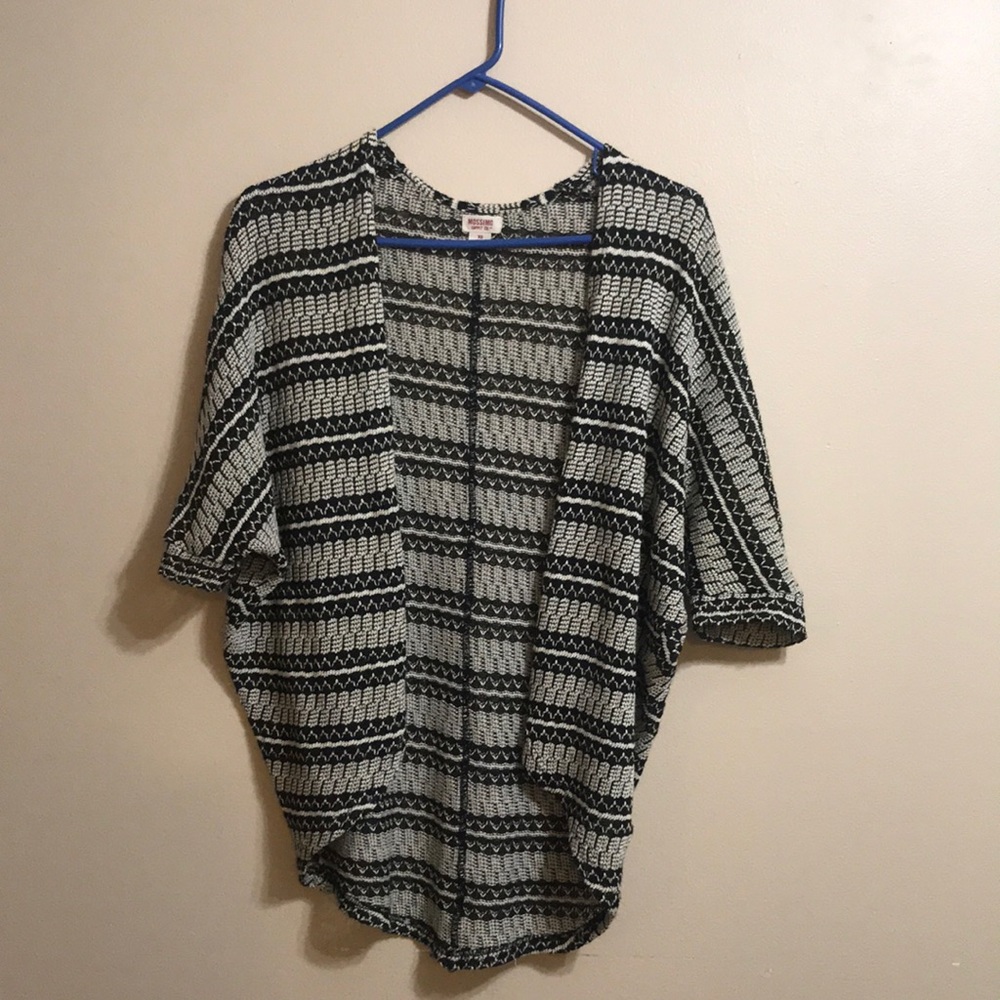Cute black and white top